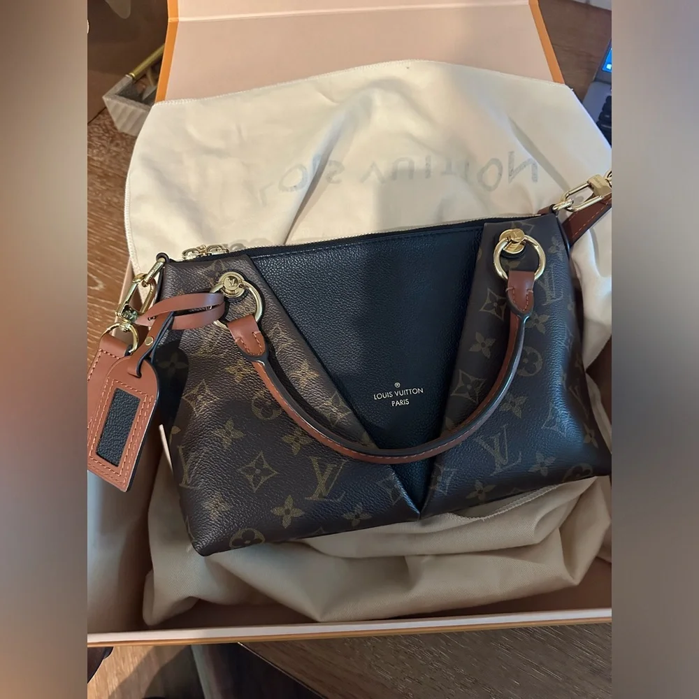 NEW Authentic Louis Vuitton V Tote BB Noir - Picture 6 of 11